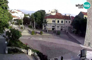 Preview webcam image Novi Vinodolski - Main street Hrvatskih Branitelja